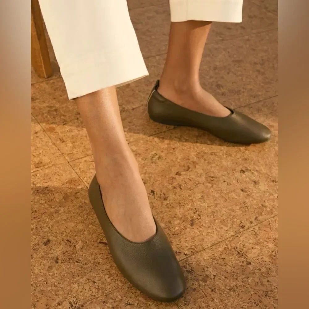 NEW EVERLANE The Day Glove in Birch Green